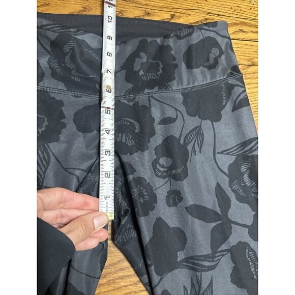 LULULEMON Black Gray Floral Leggings Mid Rise L7 Womens Sz 6 - Picture 3 of 8